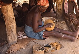 Alfarera de Kpeyi, Liberia, bruñendo (lijar y pulir) con herramientas primitivas un conjunto de objetos (1968).