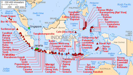 График с заголовком «Крупные вулканы Индонезии (извержения с 1900 г. н.э.)». Под заголовком изображен вид сверху на группу островов.