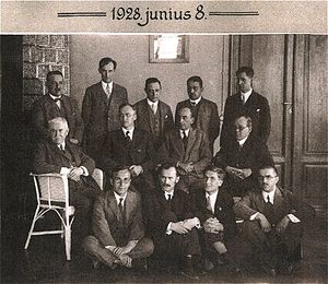 1928년 학회에서의 사진. 가운데 행에서 제일 왼쪽에 앉은 사람이 퀴르샤크이다.