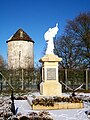 Le monument aux morts, sur le parvis de la nouvelle chapelle, avec le moulin Saint-Wy en arrière-plan.