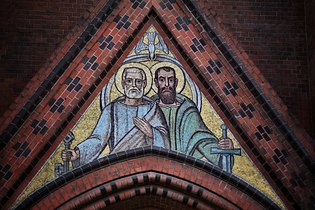 Mozaika nad wejściem do katedry przedstawiająca św. Apostołów Piotra i Pawła