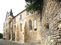 Musée de l'archerie et du Valois : façade orientale du château (à gauche, la chapelle Saint-Aubin).