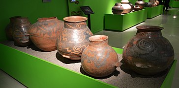Conjunto de urnas funerarias pintadas en dos colores: rojo y negro. Cultura Sunchituyoj. Período medio (900 al 1400).
