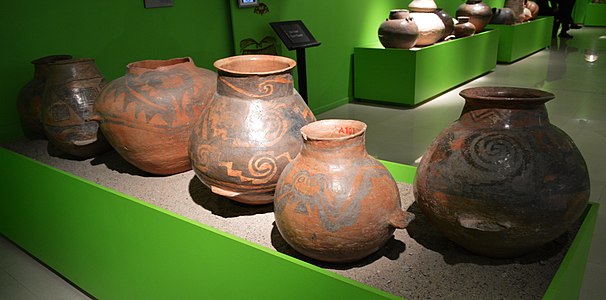 Conjunto de urnas funerarias pintadas en dos colores, rojo y negro