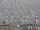 Ghế monobloc được sử dụng để làm chỗ ngồi cho một nhóm đông người