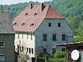 Wohnstallhaus einer Wirtschaft, Einfriedung sowie Sandsteinplattenbelag im Hof und um das Haus