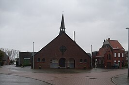 De kerk van Wijnhuize, links ziet men nog het gemeenschapszaaltje