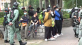 下午3時，多名防暴警察跑到海寶花園旁，數十名年輕人站在一邊被要求出示身份證