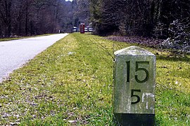 Vestiges du chemin de fer : borne kilométrique au bord de la véloroute près de Pluwig