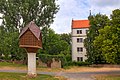 Schloss (Am Schloß 1), drei Wirtschaftsgebäude auf der Ostseite (Am Schloß 4 und die beiden südlich anschließenden Bauten), ehemalige Brennerei (südlich gegenüber Am Schloß 2), Bedienstetenwohnhaus (ohne Anschrift, südlich der Brennerei) und Gutsscheune (neben Am Schloß 2), zwei Brücken und Taubenhaus (Einzeldenkmale der Sachgesamtheit 09300143)