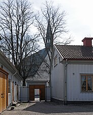 Gårdsporten med Alla Helgona kyrka i bakgrunden.