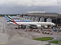 Máy bay Boeing 777-300 của Emirates tại sân bay Manchester