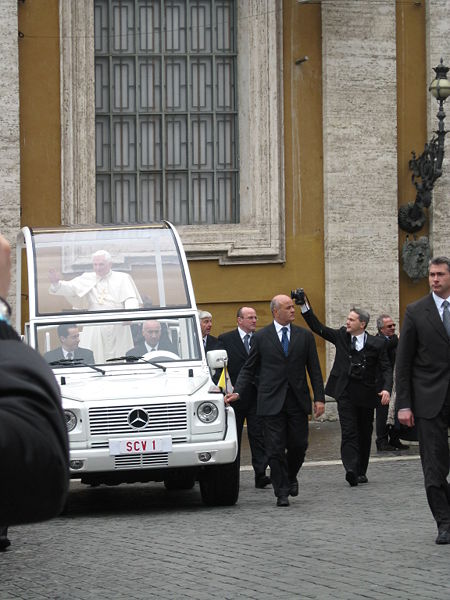 Inilah Mobil Anti Peluru Yang Khusus Di Buat Untuk Paus Benedict Xvi [ www.BlogApaAja.com ]