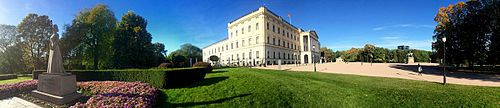 Plassen sett fra sørøst med Ada Madsens statue av dronning Maud (1959). Foto: Fordreid panoramabilde, 2015