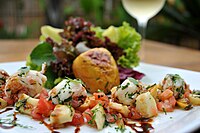 Salada de lagostins flamdados na cachaça ao vinagrete de caju