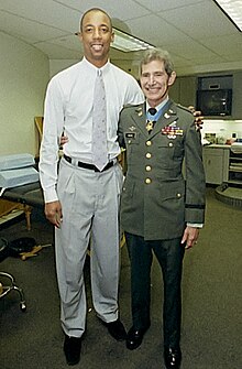 Elliott (left) at the Alamodome in March 2000 Sean Elliott March 2000 (cropped).jpg