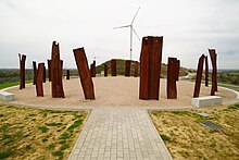 Metalhenge Bremen mit Windrädern im Hintergrund