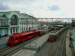 Moskovan Valko-Venäjän aseman laitureita. Punainen Aeroexpress-juna liikennöi Šeremetjevon lentoasemalle.