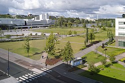 Töölönlahden puisto nähtynä keskustakirjasto Oodista. Taustalla Finlandia-talo ja Töölönlahti.