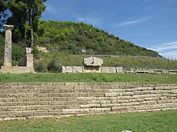 Syrakusalaisten aarrekammion rauniot, vasemmalla osittain kunnostettu Sikyonilaisten aarrekammio ja oikealla Epidamnoslaisten aarrekammion jäänteitä.