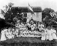 Dutch colonists in Suriname, 1920 Tropenmuseum Royal Tropical Institute Objectnumber 10019010 Groep Nederlandse kolonisten op de bo.jpg