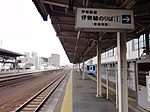 右は伊勢鉄道線普通列車のりば