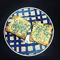 קוביות כחולות ולבנות על לחם עם חמאה