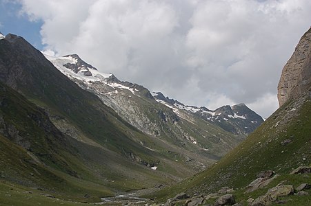 Unteren Rötspitze při pohledu z jihovýchodu ze závěru údolí Umbaltal.
