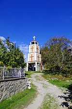 Камбанаријата на црквата, која служи и како влез