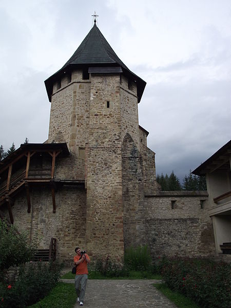 Fișier:06 Turnul Tezaur - Manastirea Putna.jpg