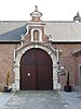 Dekenij, voormalig Orantorianenconvent, met 17e-eeuwse barokke zandstenen poort, chronogram op boog, nis met beeld en omwalde tuin