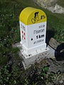 Der letzte spezielle Kilometerstein für Radfahrer im Anstieg von Bonneval-sur-Arc