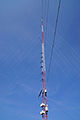 Fotografia d'un mast meteorologic modèrne equipat de plusors anemomètres.
