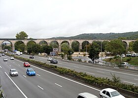 Le viaduc de l'Arc de Meyran franchissant l'A8.