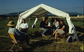 L'équipe allemande au repos. Au centre : Jürgen Köhler (fouilles de 1992, photo de Michel Reddé).