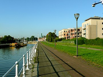 View along the canal in La Roue.