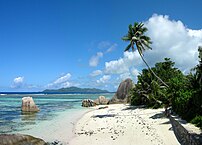 La plage d'Anse Source d'Argent, sur l'île de la Digue, aux Seychelles. (définition réelle 2 000 × 2 435)