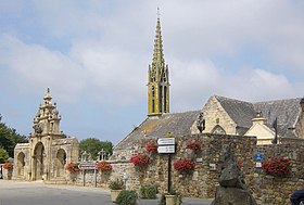 Vue depuis la place du village sur l'enclos paroissial d'Argol