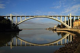 جسر أرابيدا على نهر دورو يربط بين بورتو وفيلا نوفا دي غايا في منطقة نورتي، البرتغال (2011)