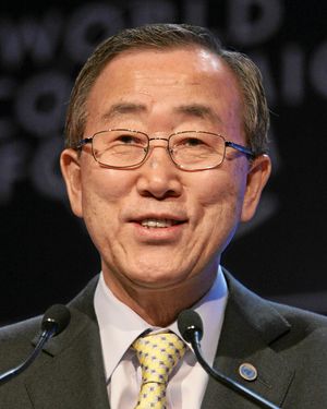 English: Ban Ki-moon 日本語: 潘基文