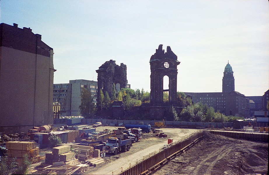 Blick auf Münzgasse und Frauenkirche 1987, Baustelle Münzgasse und Hotel Dresdner Hof - vgl. auch: 1988: Münzgasse mit Hotel-Rohbau
