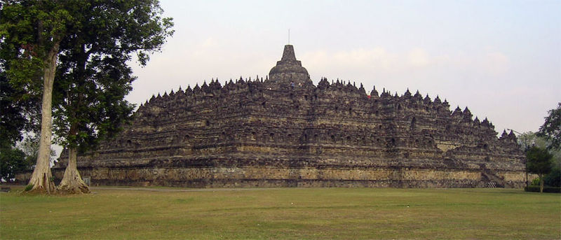 Mynd:Borobudur-complete.jpg