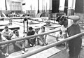 Leichtathletik-Studenten während der Grundausbildung Geräteturnen mit Turnolympiasieger Klaus Köste (1985)