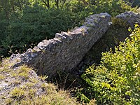 Mauerreste auf den Grundmauern des Wohnturms.