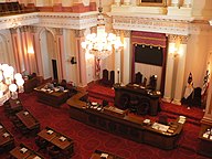 カリフォルニア州議会の本会議場（左: 上院, 右: 下院）