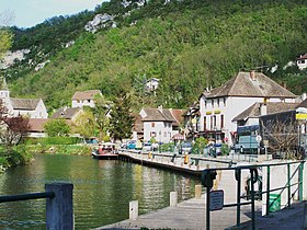 Le canal de Savières dans la commune.