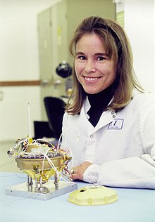 Sarah Gavit du Jet Propulsion Laboratory, responsable du projet Deep Space 2, derrière un modèle ouvert de la micro-sonde.