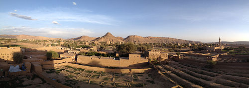 صُورة پانوراميَّة لِجانبٍ من مدينة صعدة اليمنيَّة القديمة، وتبدو فيها بُيُوتها الطينيَّة المُتناغمة مع مُحيطها الطبيعي