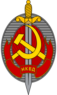 El emblema del escudo y la espada del NKVD.