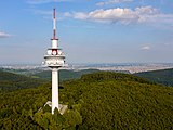 Der Sendeturm Exelberg – Luftbild, im Hintergrund die Stadt Wien
